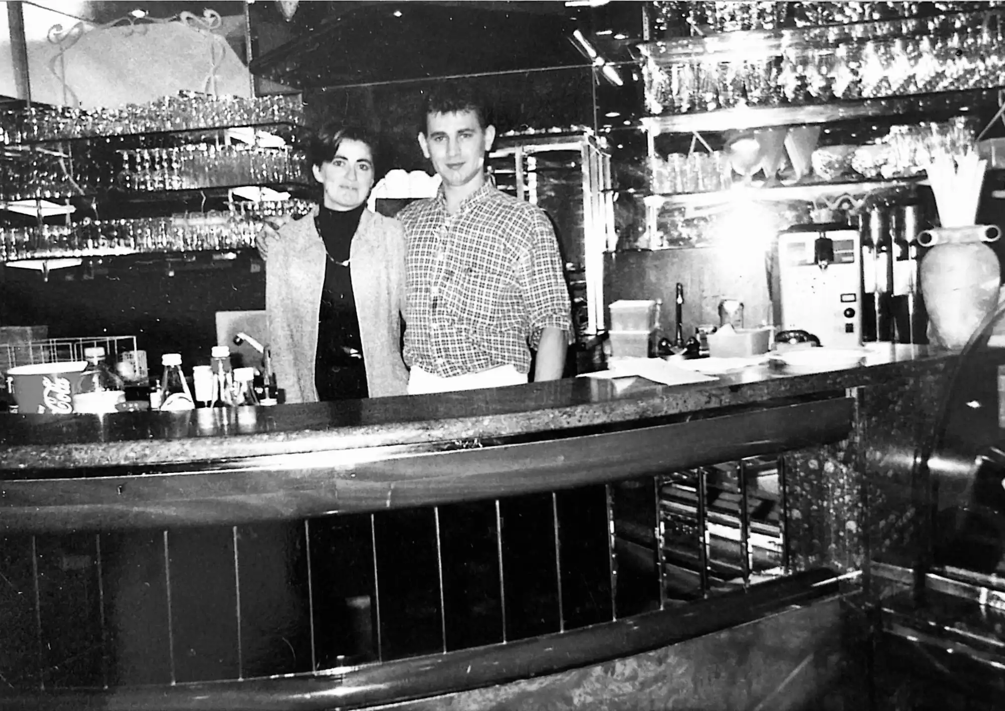 Manuella et Mauro derrière le comptoir