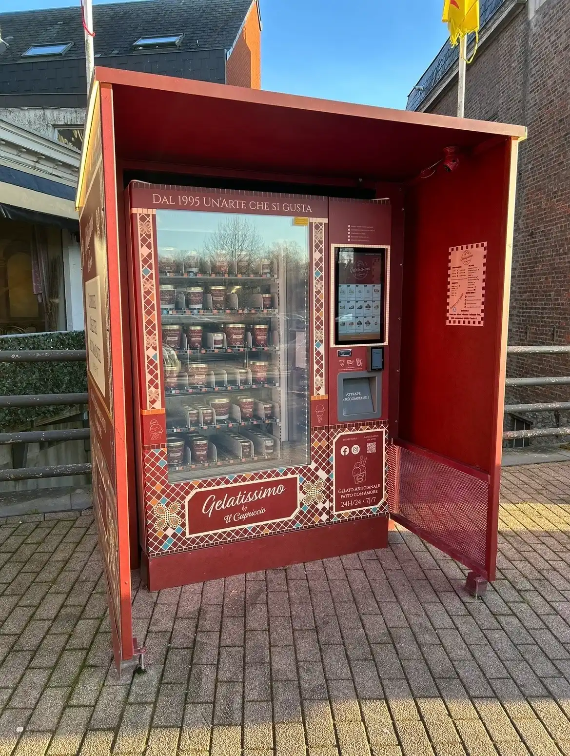 Distributeur de glaces devant le restaurant Il Capriccio